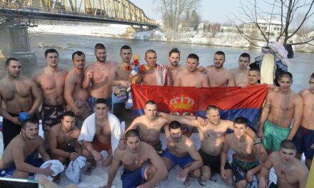 Лазар Марковић победник пливања за богојављенски крст на Великој Морави