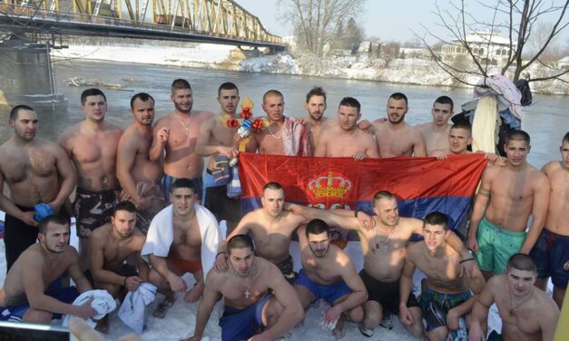 Лазар Марковић победник пливања за богојављенски крст на Великој Морави