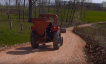 Посипање пута туцаником у Бигреници