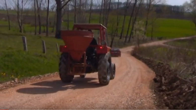 Посипање пута туцаником у Бигреници