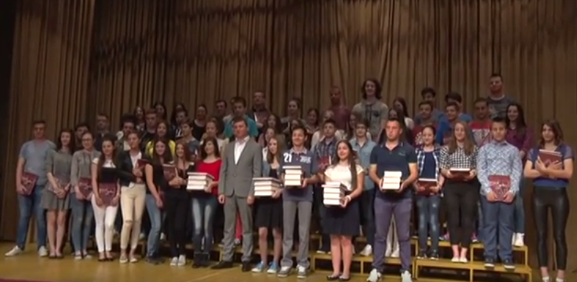 Додела диплома најуспешнијим ученицима у школској 2015/16 години