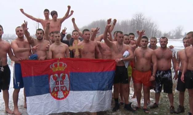 Петар Бањац победник пливања за богојављенски крст на Великој Морави