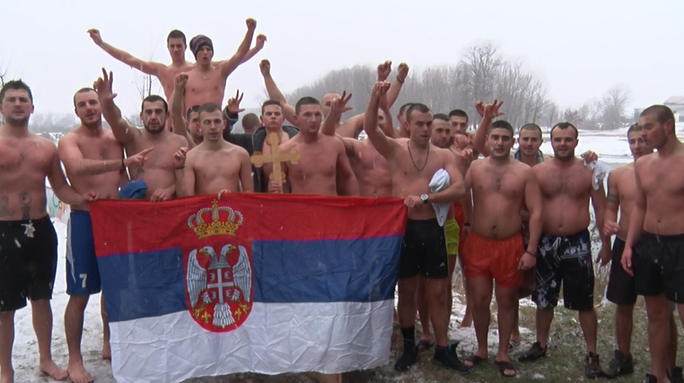 Петар Бањац победник пливања за богојављенски крст на Великој Морави