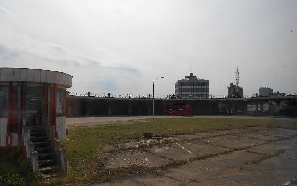 Аутобуска станица, „Ни на небу, ни на земљи“