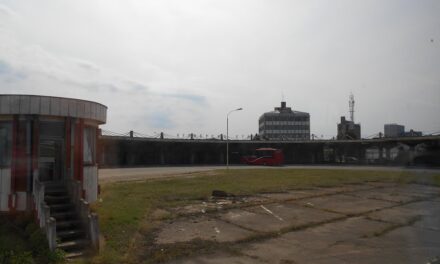 Аутобуска станица, „Ни на небу, ни на земљи“