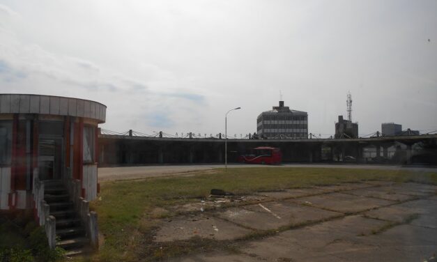 Аутобуска станица, „Ни на небу, ни на земљи“