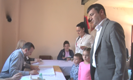 Нинослав Ерић на гласању породично