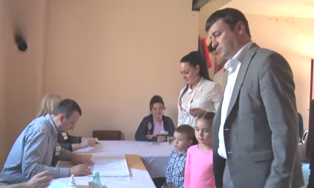 Нинослав Ерић на гласању породично