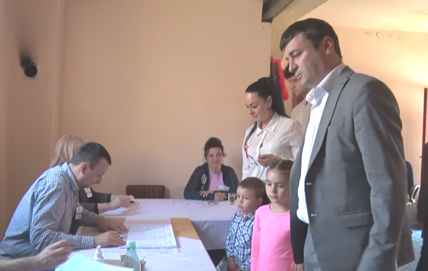 Нинослав Ерић на гласању породично