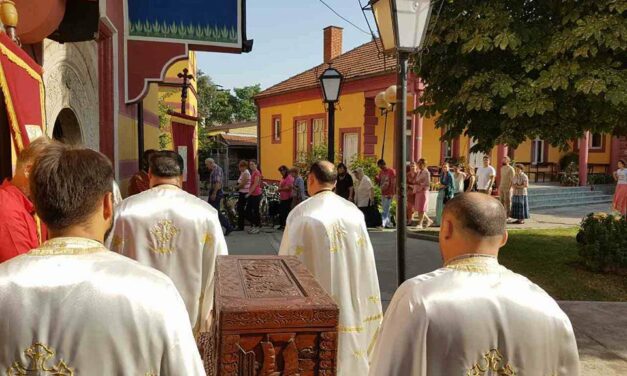 Поклоњење моштима Зосима Туманског