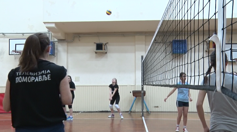 Одбојкашицама мајице од Телевизије Поморавље