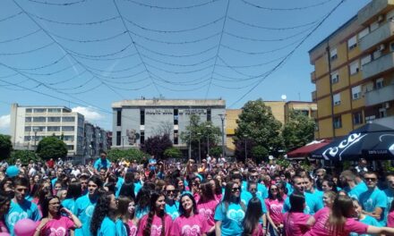 МАТУРАНТИ ЗАПЛЕСАЛИ КВАДРИЛ НА ТРГУ