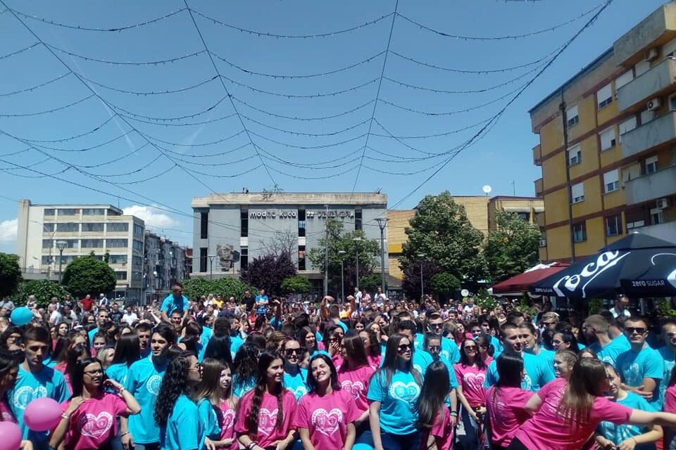 МАТУРАНТИ ЗАПЛЕСАЛИ КВАДРИЛ НА ТРГУ