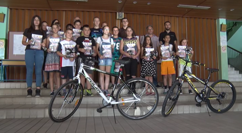 НАГРАЂЕНИ НАЈБОЉИ У ПОЗНАВАЊУ САОБРАЋАЈНИХ ПРОПИСА