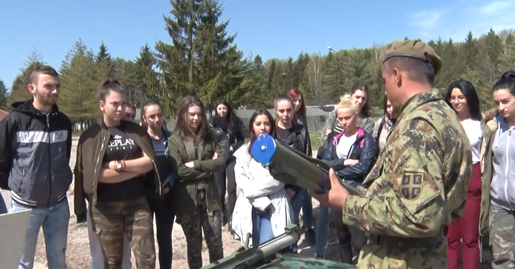 МАТУРАНТИ НА ВОЈНОМ ЗАДАТКУ