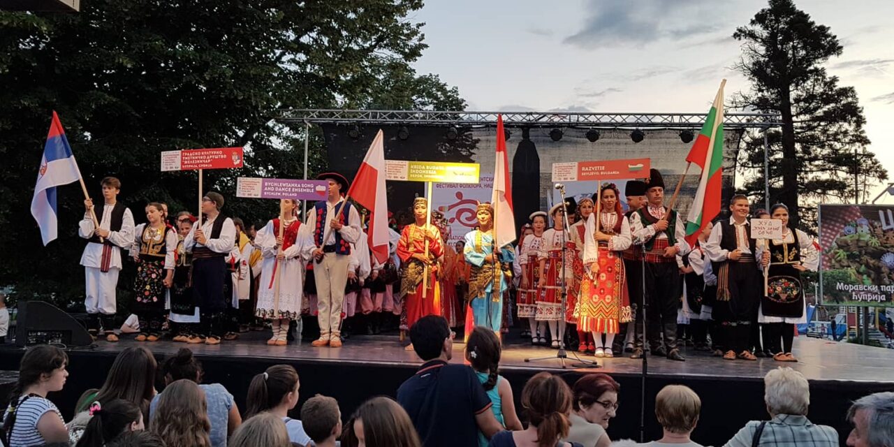 ШАРЕНИЛО НАРОДНИХ НОШЊИ И БОГАТСТВО РАЗЛИЧИТОСТИ