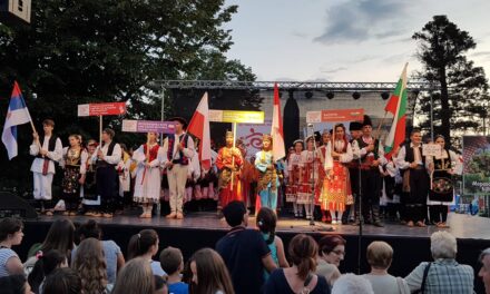 ШАРЕНИЛО НАРОДНИХ НОШЊИ И БОГАТСТВО РАЗЛИЧИТОСТИ