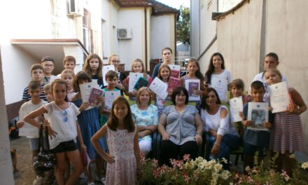 ДОДЕЉЕНЕ ДИПЛОМЕ ПОЛАЗНИЦИМА ЛЕТЊИХ РАДИОНИЦА