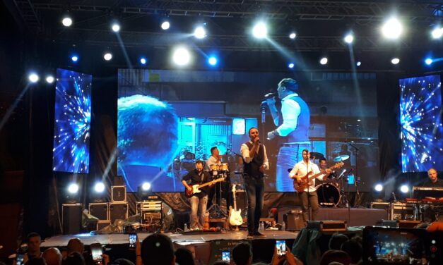 ПОГЛЕДИ У ТАМИ И ОВАЦИЈЕ – Сергеј Ћетковић одушевио публику у Параћину