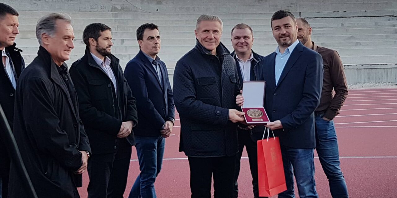 СЕРГЕЈ БУБКА ОБИШАО РАДОВЕ НА АТЛЕТСКОЈ СТАЗИ У ЋУПРИЈИ