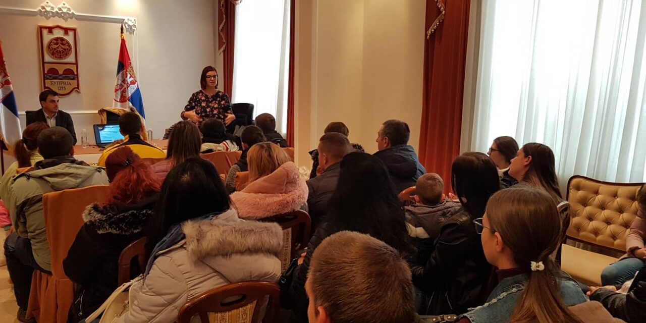 ПОДЕЉЕНА АУТО СЕДИШТА ЗА ВЕЋУ БЕЗБЕДНОСТ У САОБРАЋАЈУ