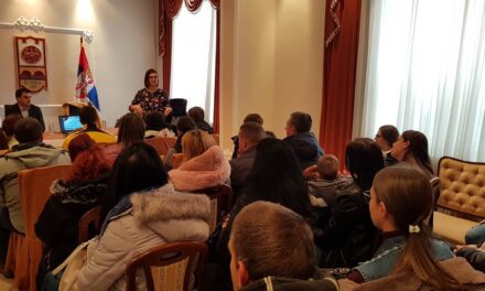 ПОДЕЉЕНА АУТО СЕДИШТА ЗА ВЕЋУ БЕЗБЕДНОСТ У САОБРАЋАЈУ