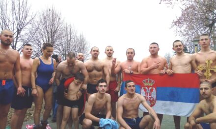 БОГОЈАВЉАНСКИ КРСТ ОСВОЈИО ПЛИВАЧ УРОШ РАЈИЋ