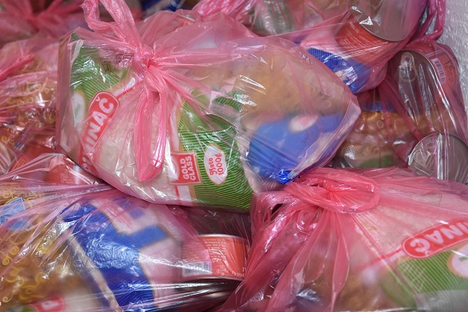 ДОСТАВА ПАКЕТА ПОМОЋИ ПЕНЗИОНЕРИМА НА КУЋНУ АДРЕСУ