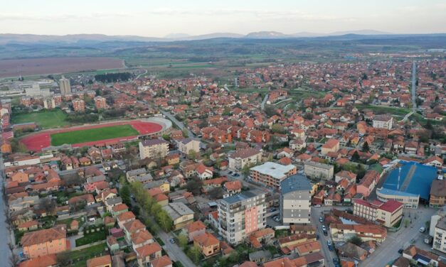 ОД 4. МАЈА ПОЧИЊУ СА РАДОМ ЗЕЛЕНА ПИЈАЦА, ФРИЗЕРИ, КОЗМЕТИЧАРИ И ТЕРЕТАНЕ