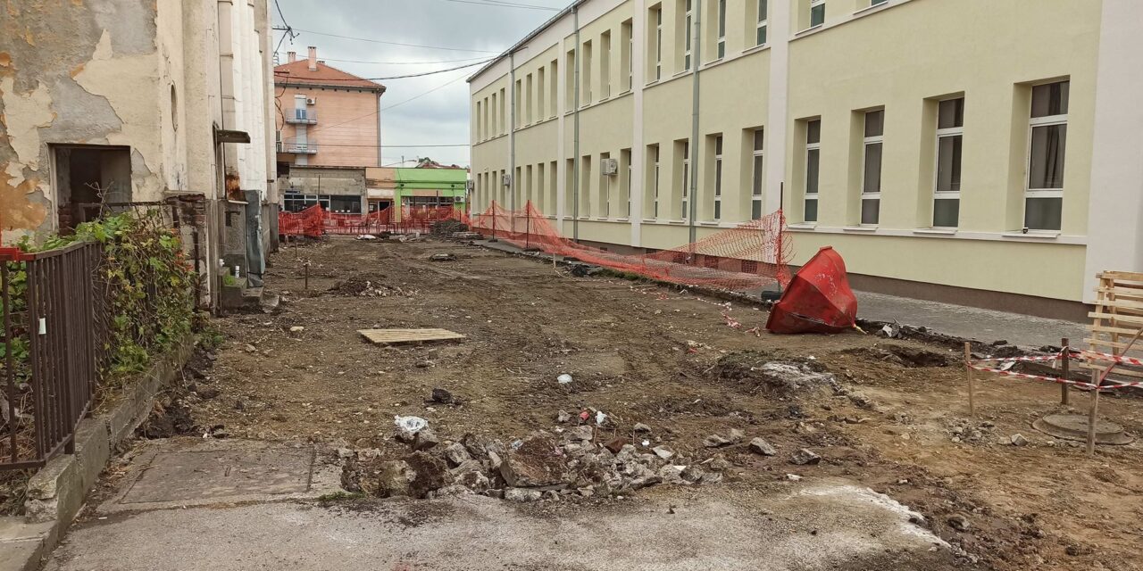 КРЕНУЛА РЕКОНСТРУКЦИЈА УЛИЦЕ РАДA СИМОНОВИЋA ВРЕДНА 32 МИЛИОНА ДИНАРА