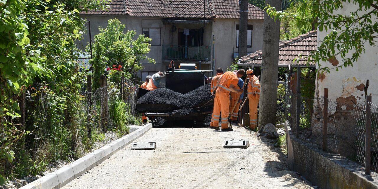 АСФАЛТИРАЊЕ СЕОСКИХ САОБРАЋАЈНИЦА НАСТАВЉЕНО У СЕЊУ