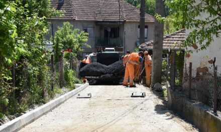АСФАЛТИРАЊЕ СЕОСКИХ САОБРАЋАЈНИЦА НАСТАВЉЕНО У СЕЊУ