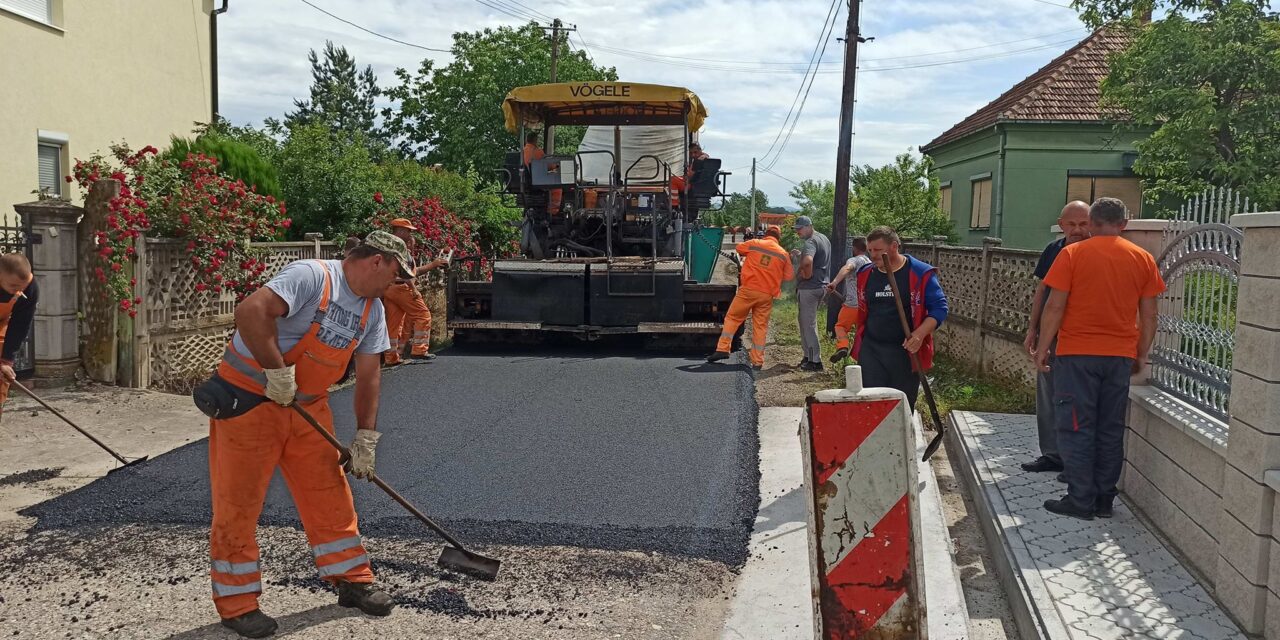 АСФАЛТИРАНА САОБРАЋАЈНИЦА НА УЛАЗУ У ВЛАШКУ