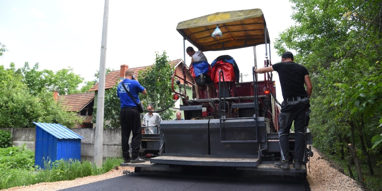 АСФАЛТОМ ПРЕКРИВЕНЕ УЛИЦА ВОЈВОДЕ МИШИЋА И ВУКА КАРАЏИЋА У ОСТРИКОВЦУ