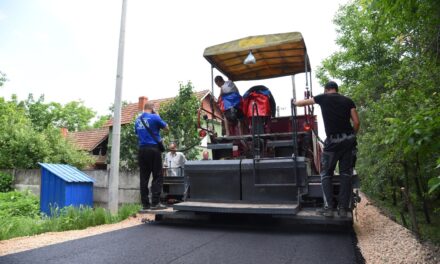 АСФАЛТОМ ПРЕКРИВЕНЕ УЛИЦА ВОЈВОДЕ МИШИЋА И ВУКА КАРАЏИЋА У ОСТРИКОВЦУ