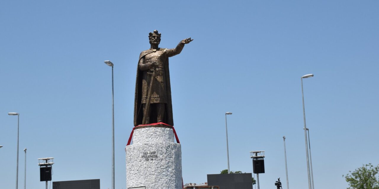 СТАТУА КНЕЗА ЛАЗАРА НА ВИДОВДАН ЗАСИЈАЛА У ЋУПРИЈИ