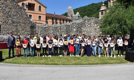 НАГРАЂЕНИ НАЈБОЉИ УЧЕНИЦИ ЗА ШКОЛСКУ 2019/20