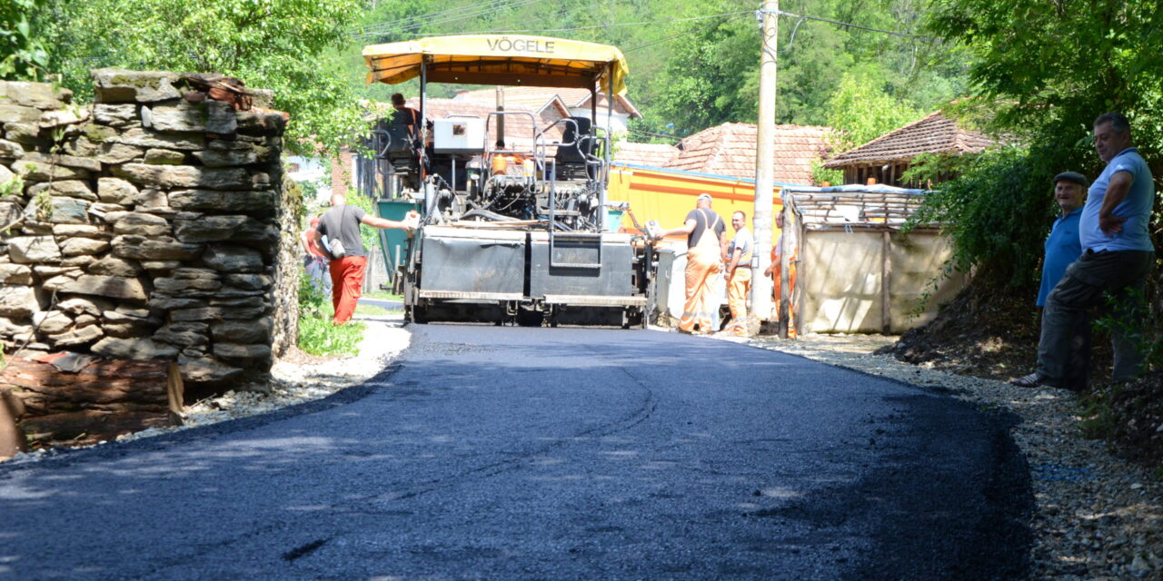 ПРЕСВУЧЕНА АСФАЛТОМ НАЈДУЖА УЛИЦА У ОСТРИКОВЦУ