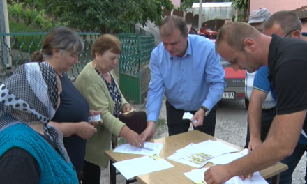 ДЕЛЕ СЕ КАРТИЦЕ ЗА БЕСПЛАТАН ПРИГРАДСКИ ПРЕВОЗ