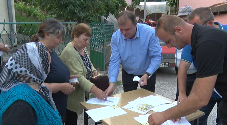 ДЕЛЕ СЕ КАРТИЦЕ ЗА БЕСПЛАТАН ПРИГРАДСКИ ПРЕВОЗ