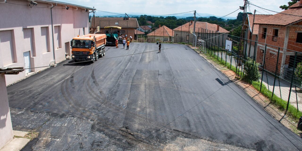 АСФАЛТИРАНА ГЛАВНА САОБРАЋАЈНИЦА И СПОРТСКИ ТЕРЕН У ЈОВЦУ