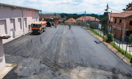 АСФАЛТИРАНА ГЛАВНА САОБРАЋАЈНИЦА И СПОРТСКИ ТЕРЕН У ЈОВЦУ
