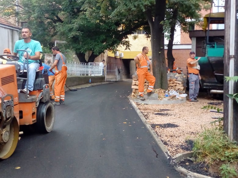 АСФАЛТИРАН ПРОЛАЗ ОД КАРАЂОРЂЕВЕ ДО „МЕРКАТОРА“