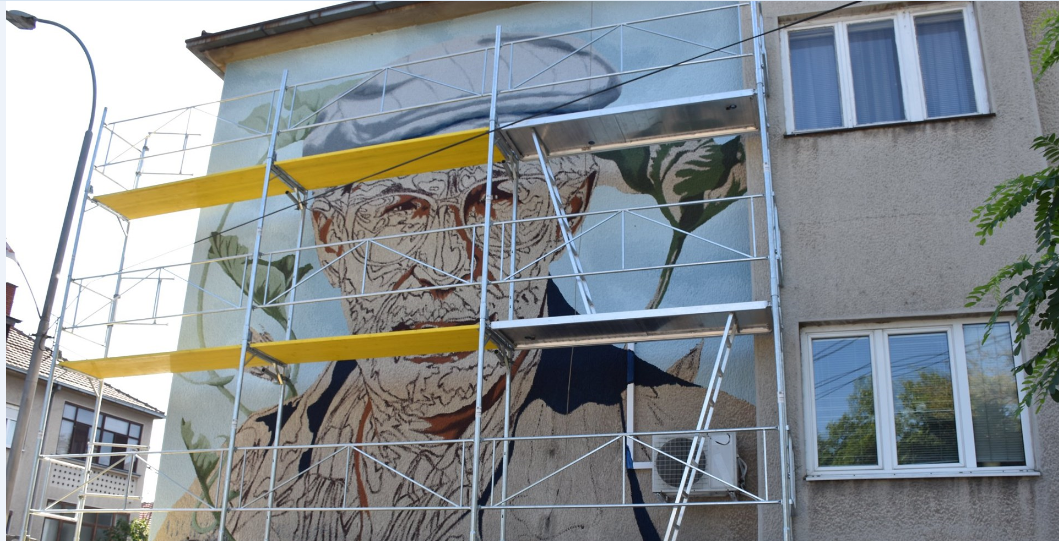 МУРАЛ СА ЛИКОМ ДРАГОСЛАВА МИХАИЛОВИЋА ГОТОВ ДО ДАНА ОПШТИНЕ