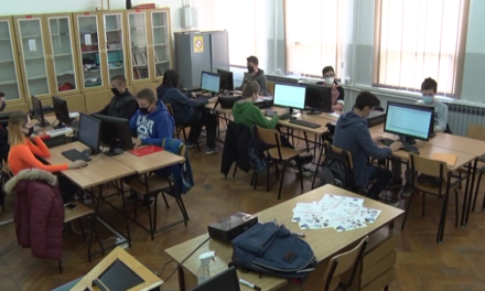 МЛАДИ ИНОВАТОРИ ИЗ ГИМНАЗИЈЕ НАЈБОЉИ НА ТАКМИЧЕЊУ У КРАГУЈЕВЦУ