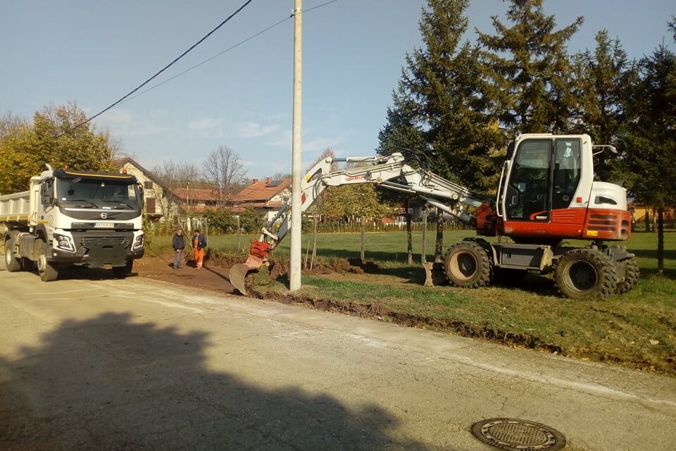 НОВИ ТРОТОАР СА ПАРКИНГОМ ИСПРЕД „ТАЛЕНАТА“