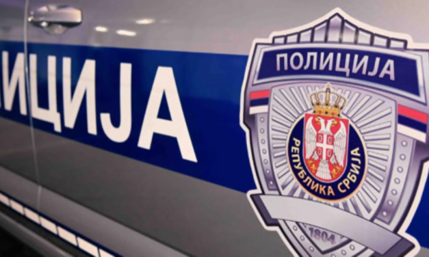 ЗАПАЛИО ДВА АУТОМОБИЛА НА ПАРКИНГУ У ЋУПРИЈИ