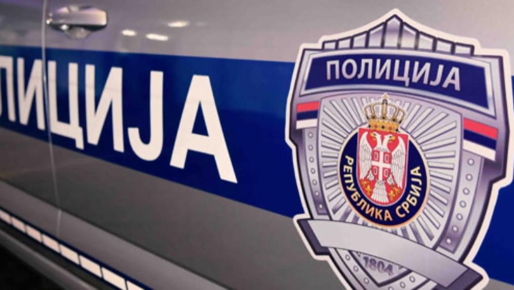 ЗАПАЛИО ДВА АУТОМОБИЛА НА ПАРКИНГУ У ЋУПРИЈИ