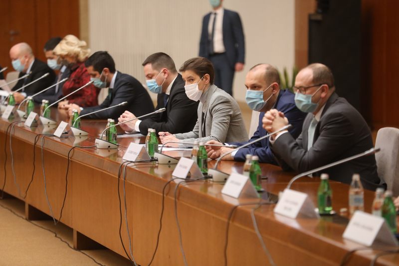 БУТИЦИ, ТРЖНИ ЦЕНТРИ, УГОСТИТЕЉИ И УСЛУЖНА ДЕЛАТНОСТ РАДЕ ДО 20 САТИ