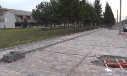 ЗАВРШЕНО УРЕЂЕЊЕ ТРОТОАРА И ПАРКИНГА КОД ШКОЛЕ ЗА МУЗИЧКЕ ТАЛЕНТЕ, ЗАСИЈАЛА И НОВА РАСВЕТА